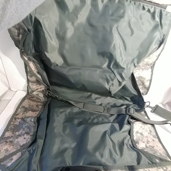 Flying Circle Bags Hanging Garment Digital Camo - Picture 2 of 8